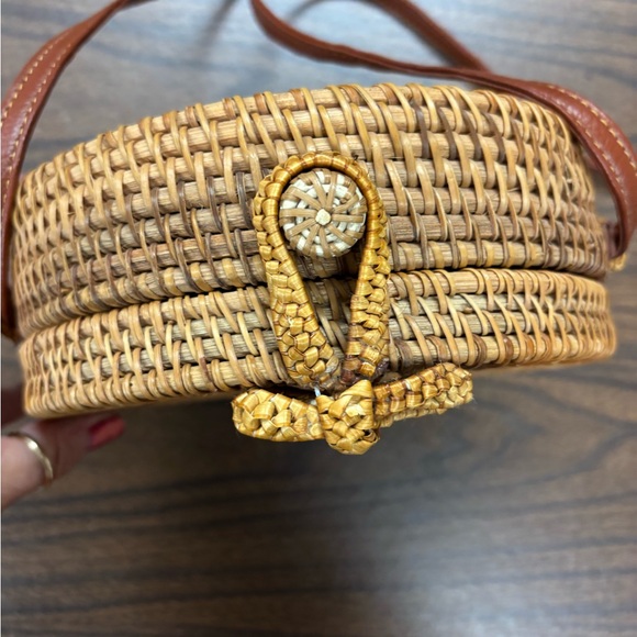 Rattan Round Handbag with cross body strap - Picture 3 of 9